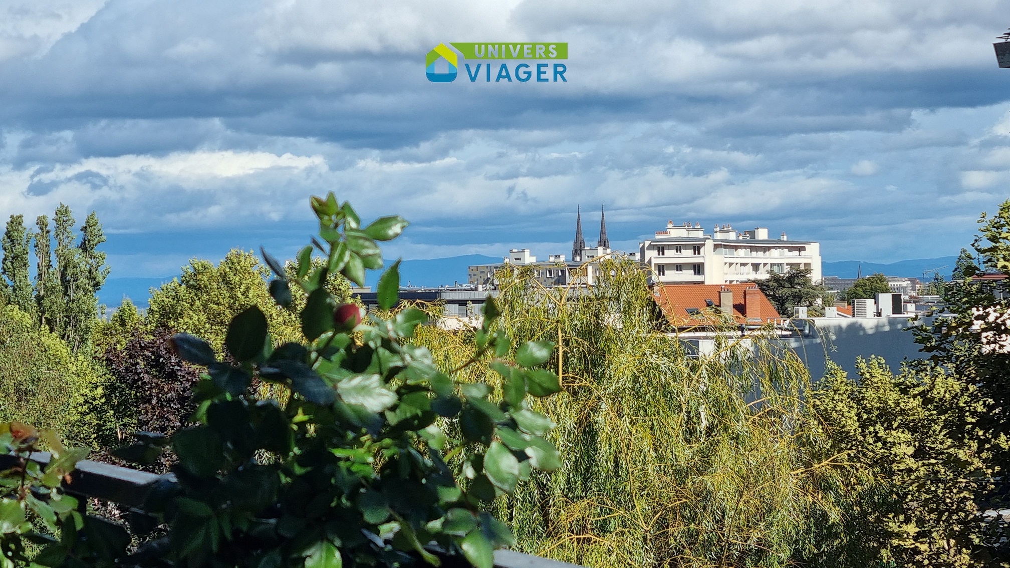 Vue balcon appartement viager occupé Chamalieres