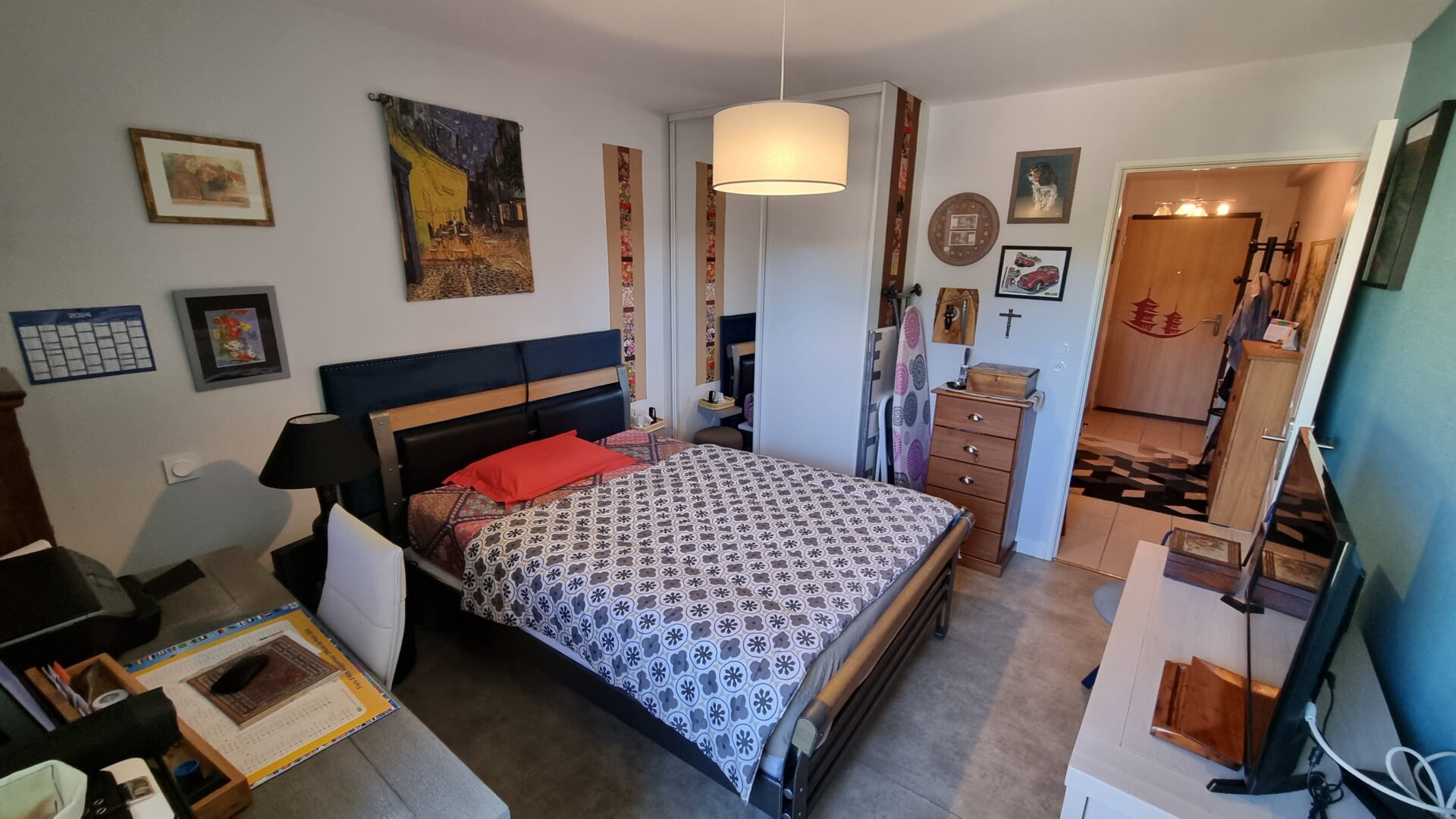 chambre vue porte appartement viager occupé Aurillac