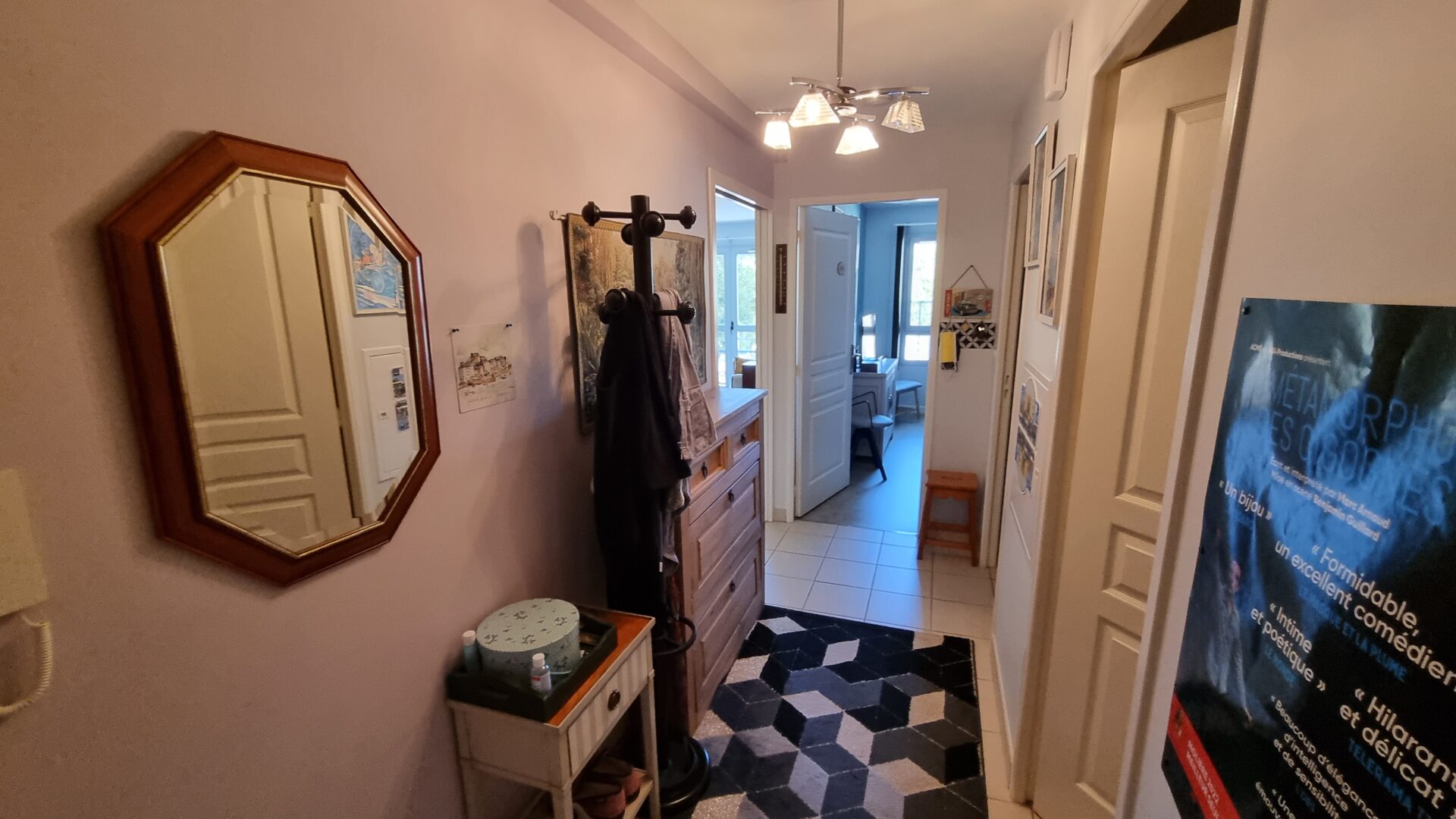 entrée vue chambre appartement viager occupé Aurillac