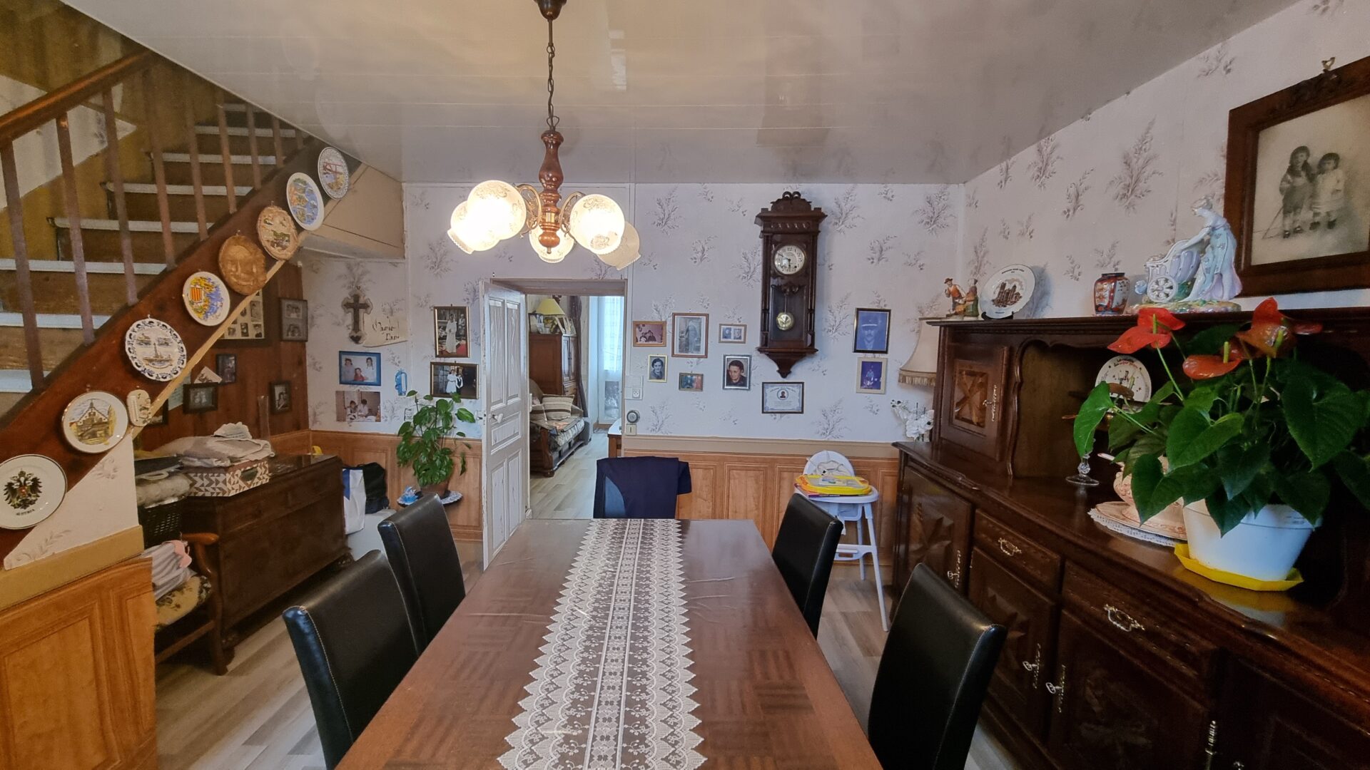 salle à manger vue salon maison viager occupé Montaigut en combraille